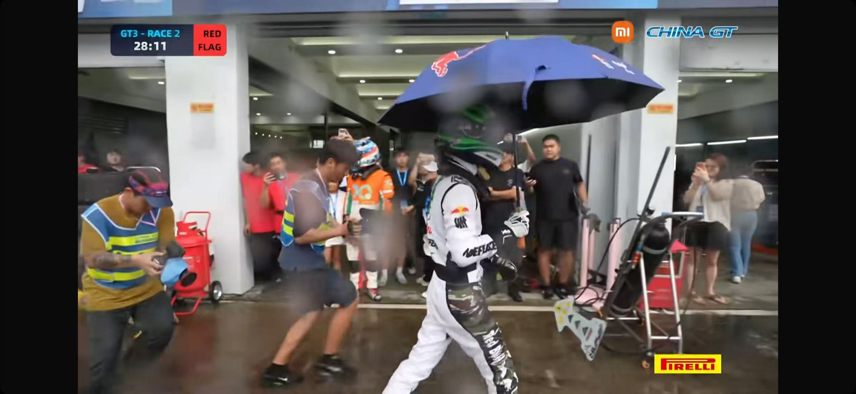 雨中打伞的85好帅85racing王一博赛道平安王一博