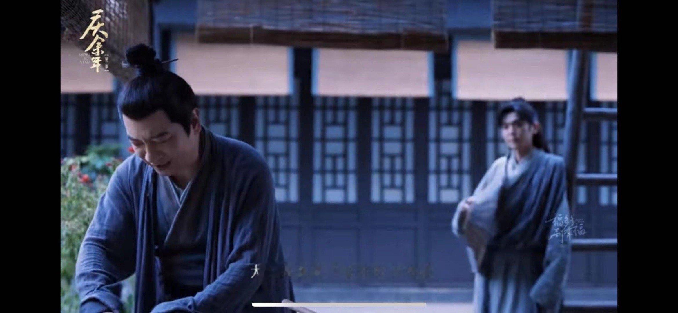 #王启年狐狐饲养员#王启年不愧是养狐狸饲养员，一直陪着小范大人成长，这俩大小狐狸