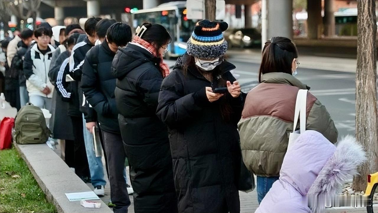考公务员，铁饭碗。

明明知道千军万马过独木桥，也要试试，也要考试，也要花大几万