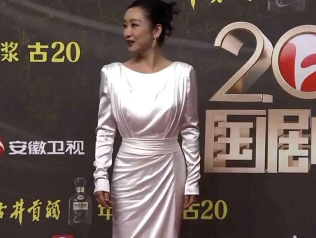 女明星上了年纪以后为什么总喜欢穿这种亮面修身的裙子？
不仅衬得肤色不好看，还会让