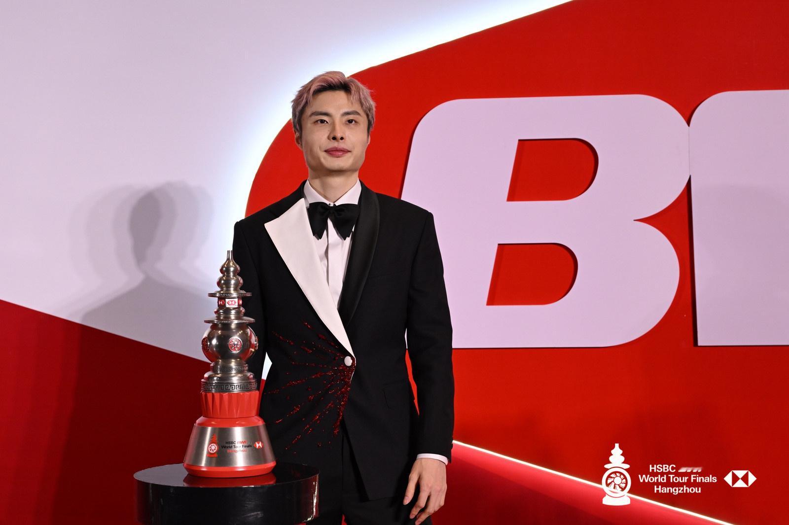 石宇奇西装杀 意气风发~！石宇奇一袭西装亮相世界羽联总决赛晚宴，颜值气场双开挂?