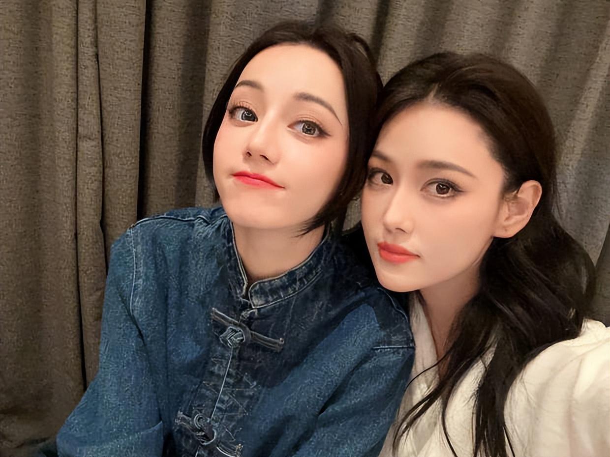 张馨予迪丽热巴聚会热聊 亲密合影搞怪可爱
搜狐娱乐讯 11月6日，张馨予在个人社