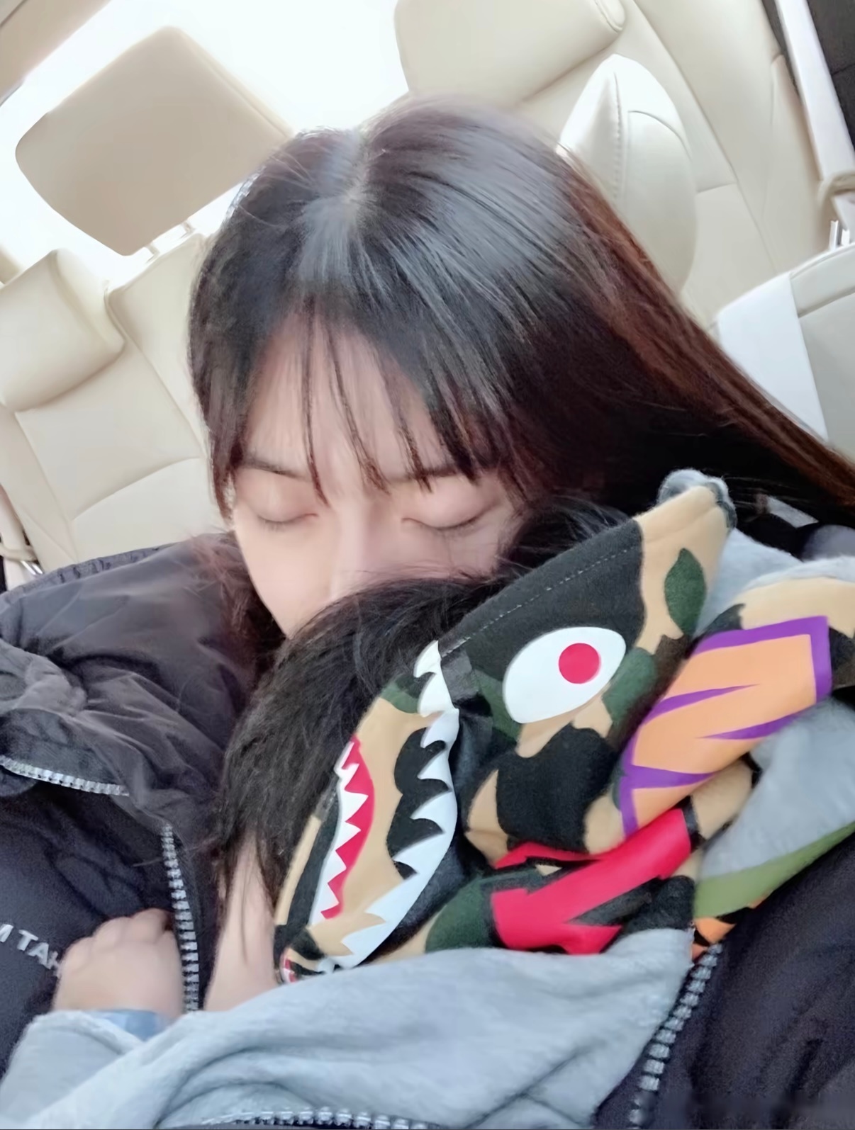 angelababy出门三个手机起步 一晃眼你都当妈妈好多年了 