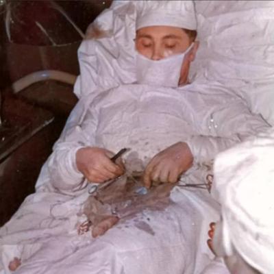 1961年，在南极考察站里，27岁的苏联医生给自己注射了麻醉剂，然后亲手切开了自