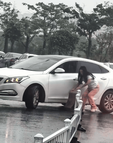 新手这么干没毛病吧？别乱打方向，再刮着车！