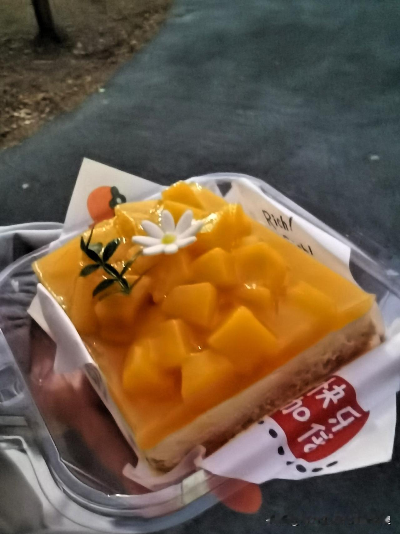 远远的听到一个小男孩拿着喇叭再叫，草莓13块钱一盒，于是和女儿一起走过去，大点的