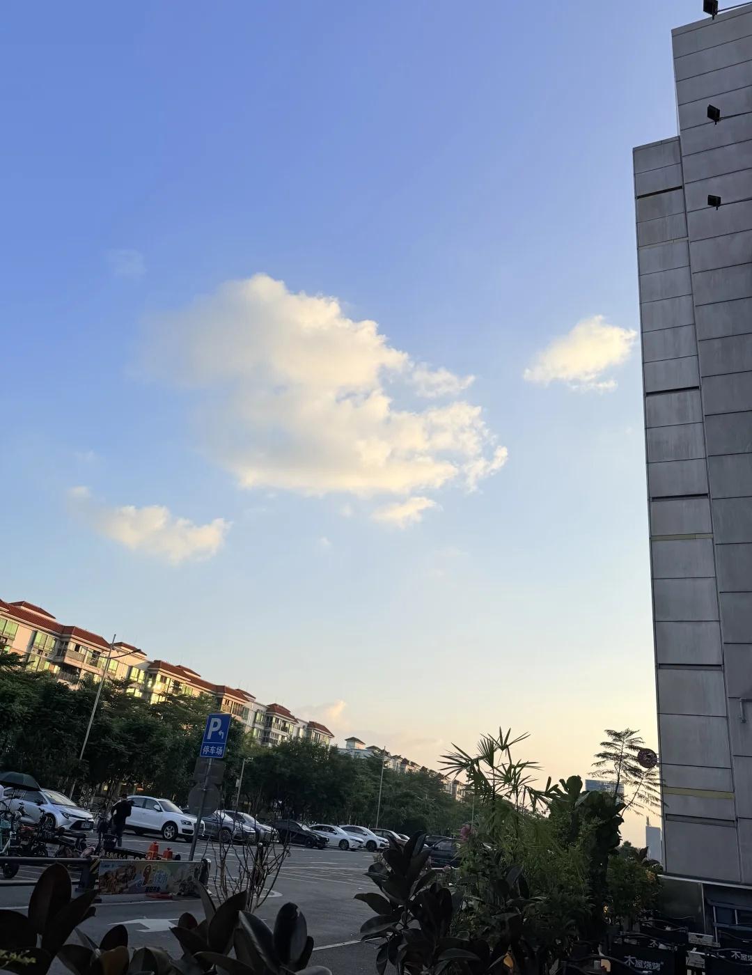 台风来临前的天好蓝！
台风桦加沙来临前的天真也太美了吧[微笑]
台风
桦加沙
广