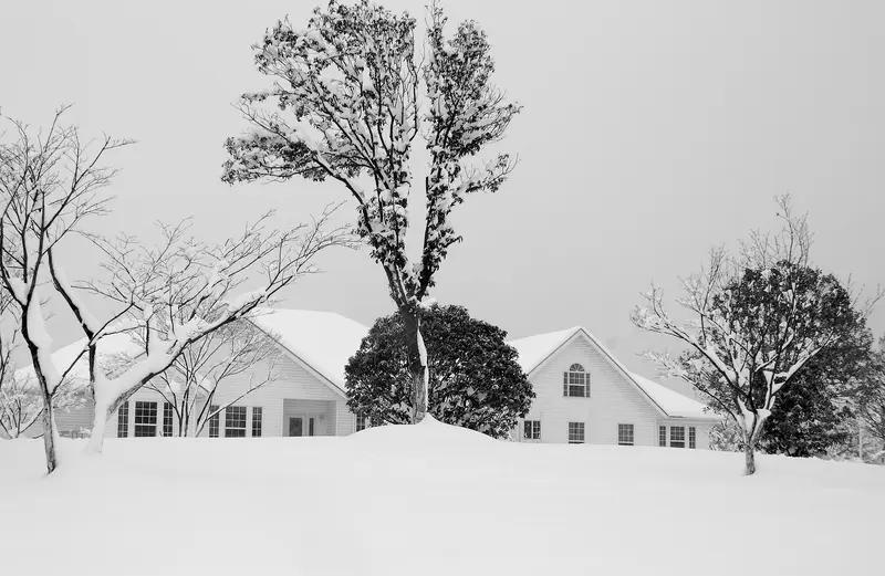 洒脱咖啡0Zz的这副对联实在妙极了！“雪映白屋暖，酒酣处，一轮冷月”，刹那间便将
