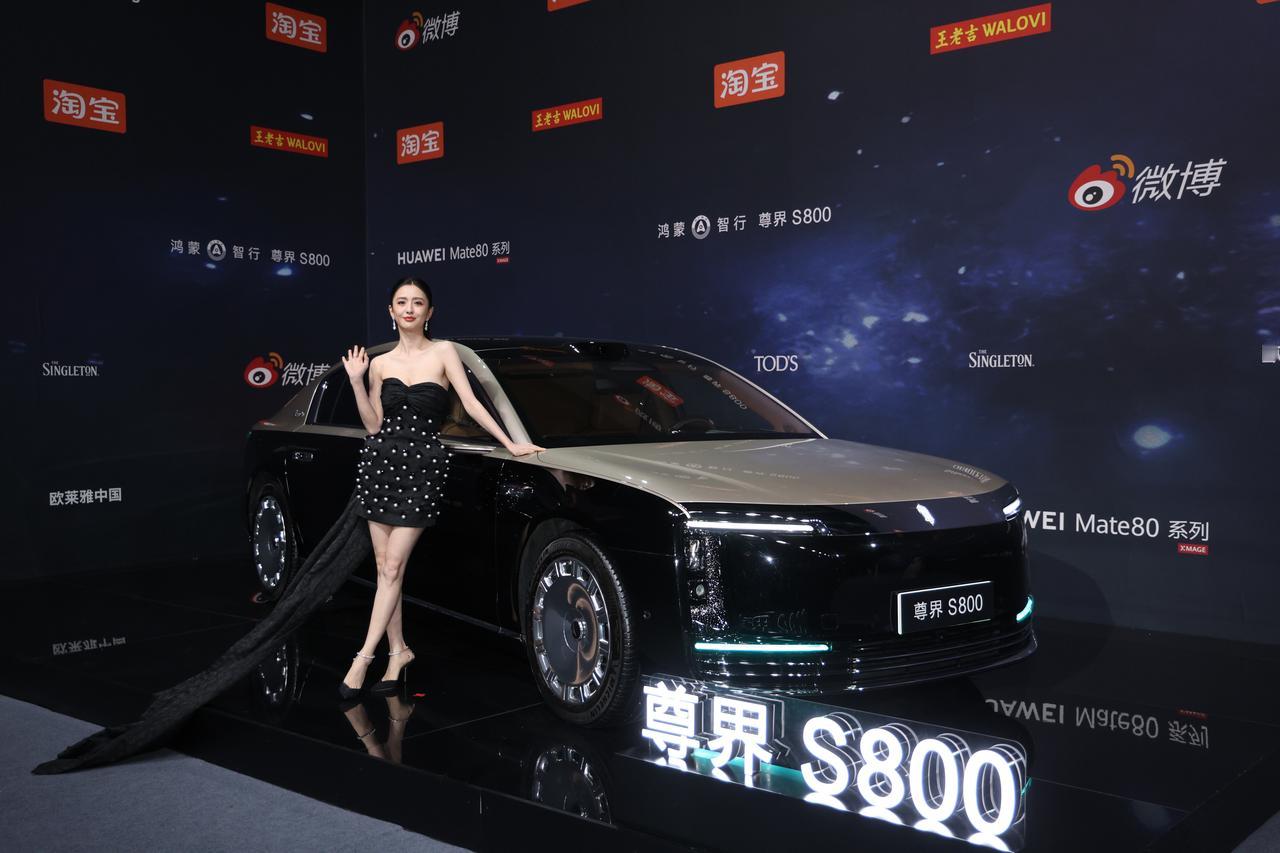 作为官方展车与明星接驳车，尊界S800不仅静置于盛典礼仪动线中，成为镜头捕捉的焦