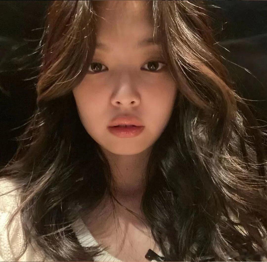 网友偶遇jennie和新男友约会私服简约却难掩优越身材，素颜都能打，笑眼弯弯甜度