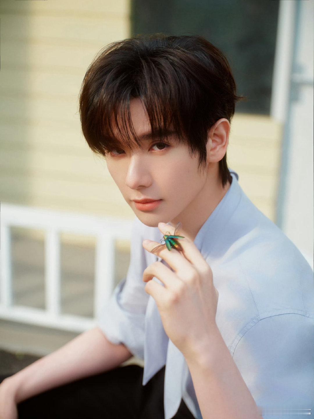 高卿尘的绅士手让陈妍希笑场了 躲在身后眨着大眼睛，还认真摆出绅士手守护，可爱又有