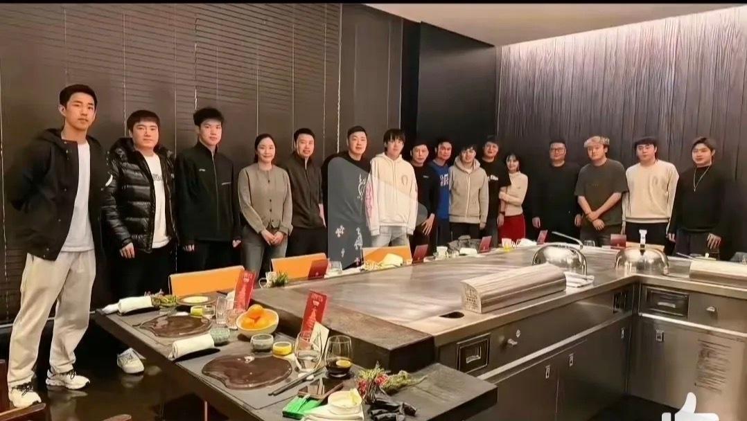 王楚钦携队友拜早年 2025年农历除夕，王楚钦携手孙颖莎、王曼昱、梁靖崑等8位国