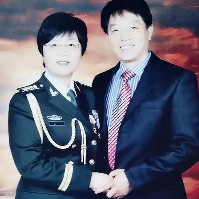 1989年，清华女研究生在火车上偶遇35岁憨厚男子，爱火瞬间点燃。然而，父母却坚