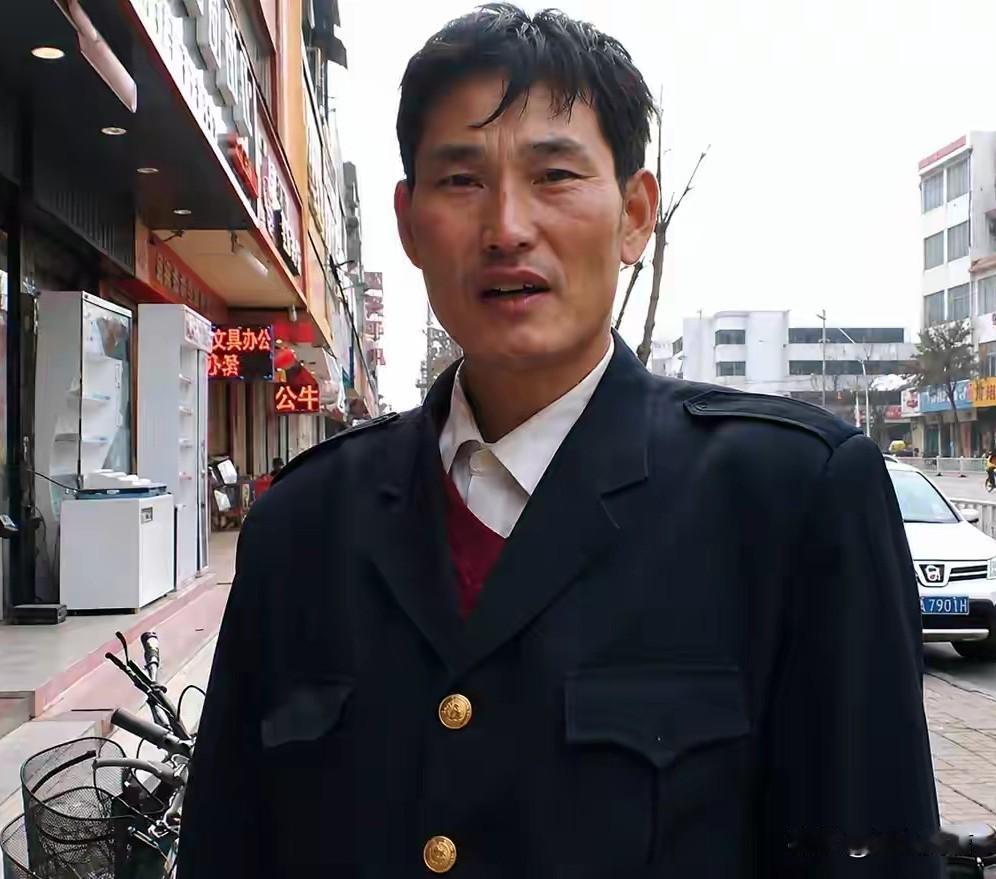 想当年，四十出头的朱之文还是挺年轻挺精神的！
 
这是2011年，朱之文参加完《