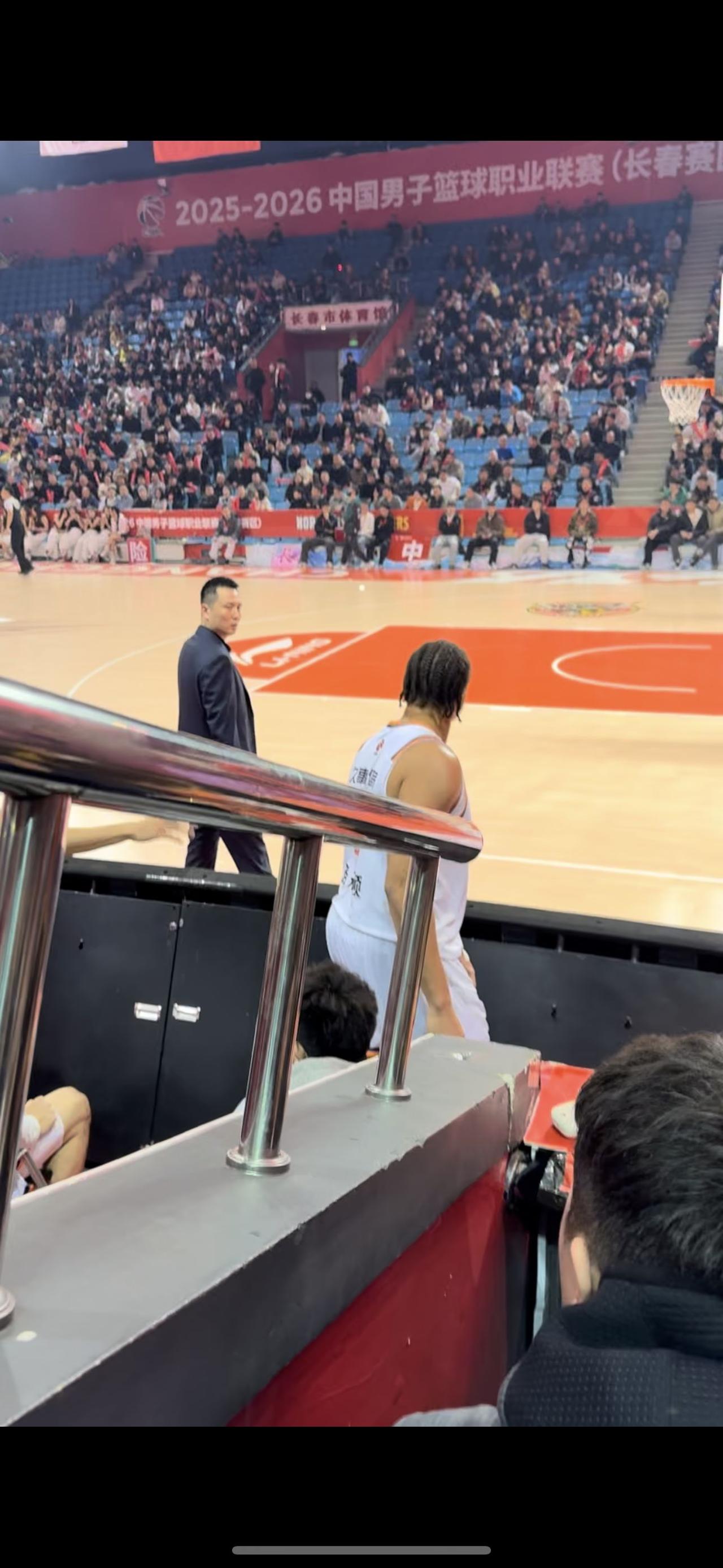 卢伟与洛夫顿再产生矛盾，这次直接不留情面了，指着洛夫顿鼻子开喷！

今天要打比赛