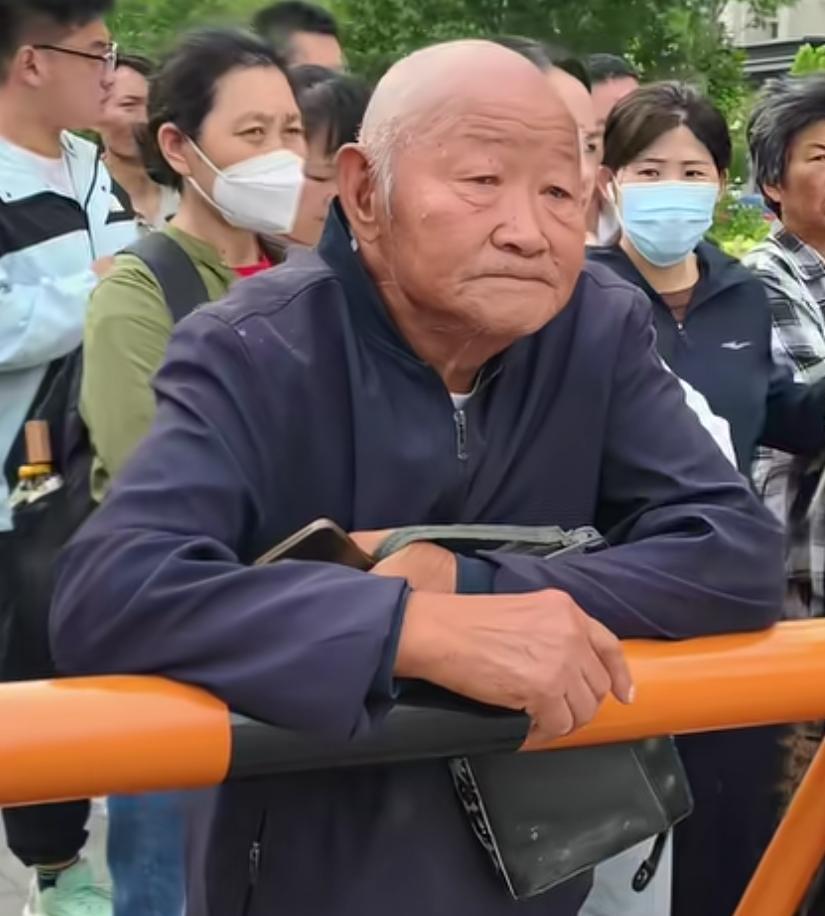 77岁爷爷守护14年，高考场外泪洒当场：孩子三岁没妈妈，我对不起他
 
77岁爷