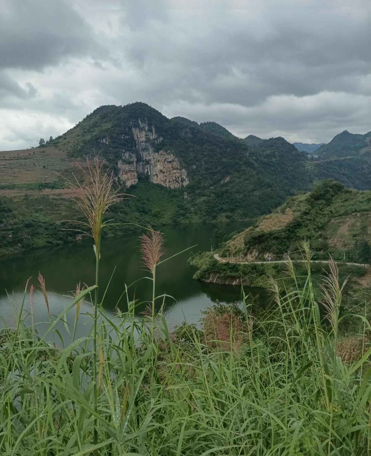 堂弟前些日子，花了五万八千元，买了块阴地，今天发了打好的新基图片给我看，说，这一