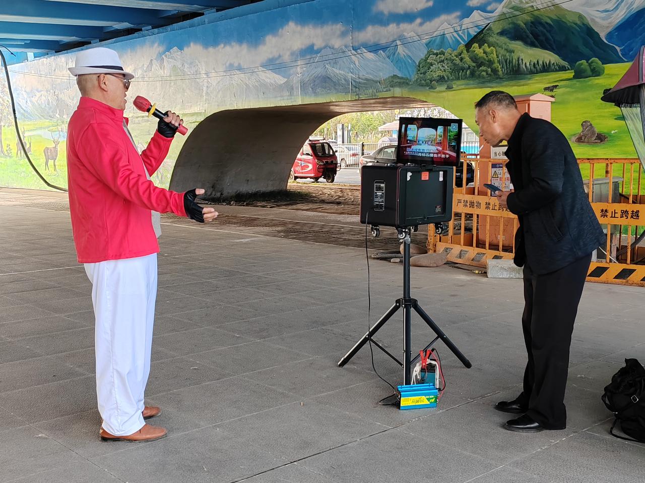 对啊！这就是老年学乐器的境界！悦心情罢了！[赞]