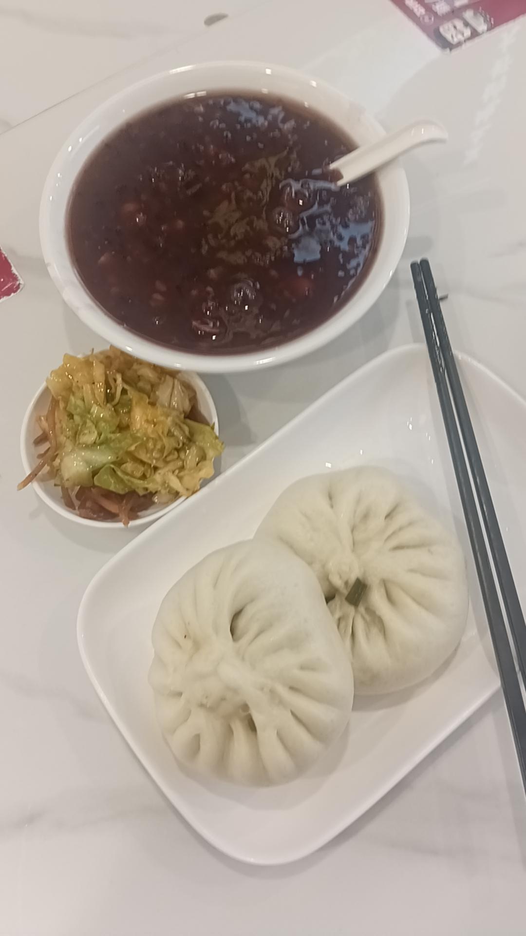晨起温热八宝粥，搭配鸡蛋韭菜粉丝大包，饱腹又暖胃。
午餐选择实惠足量的猪肉青菜刀