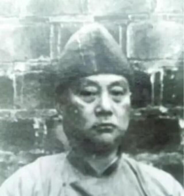 1950年，国军中将周磐在昆明被捕，因罪大恶极，被判死刑，而为了让自己能够活命，