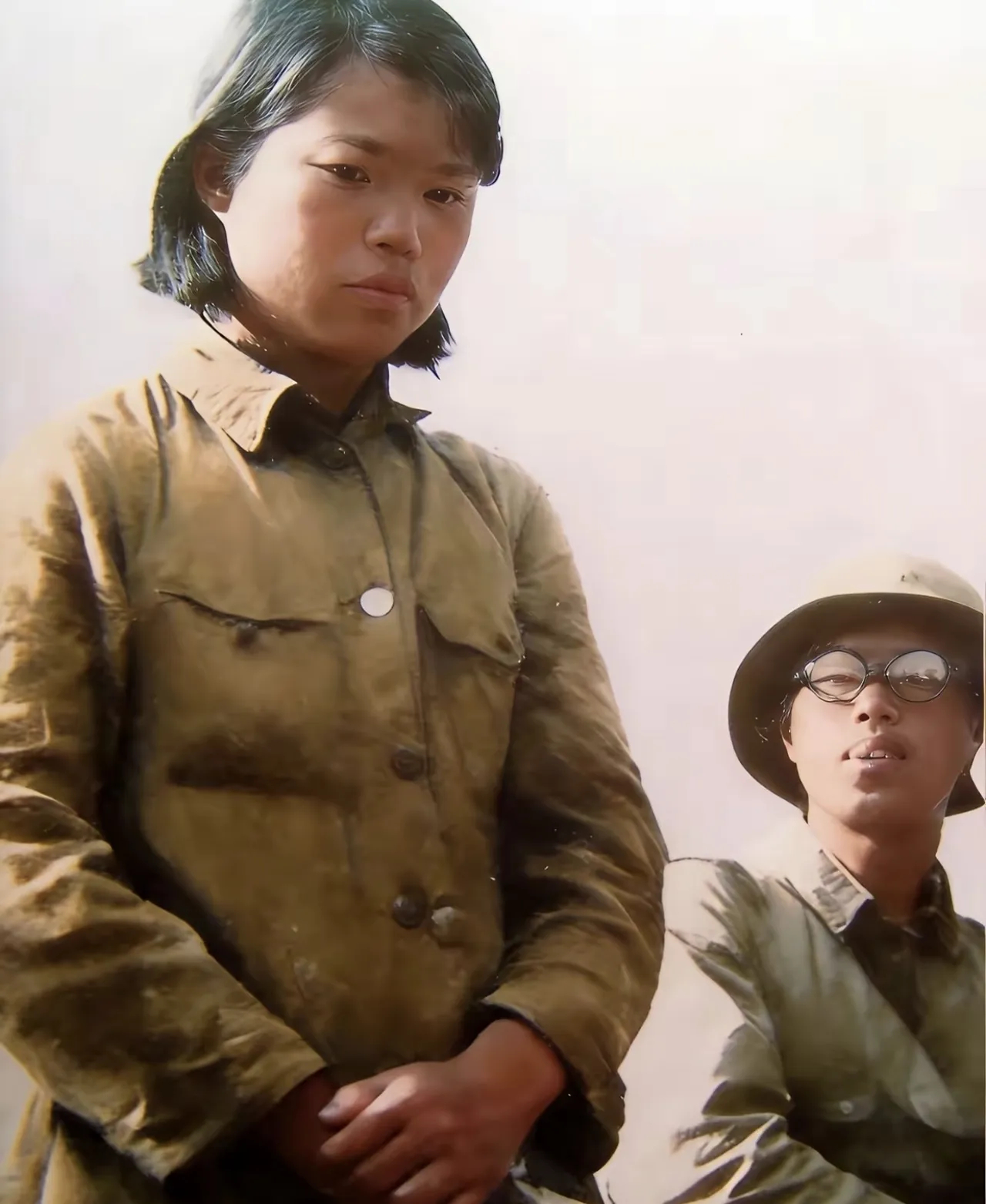 很多人刷到这张短发女战士的老照片，误以为是影视剧剧照，这是1938年日军随军记者