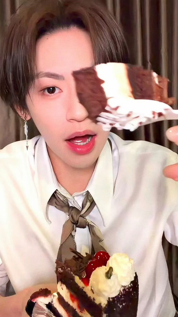 小鬼出道八周年直播八年时光，小鬼从青涩少年成长为实力唱作人。直播里的庆生画面超暖