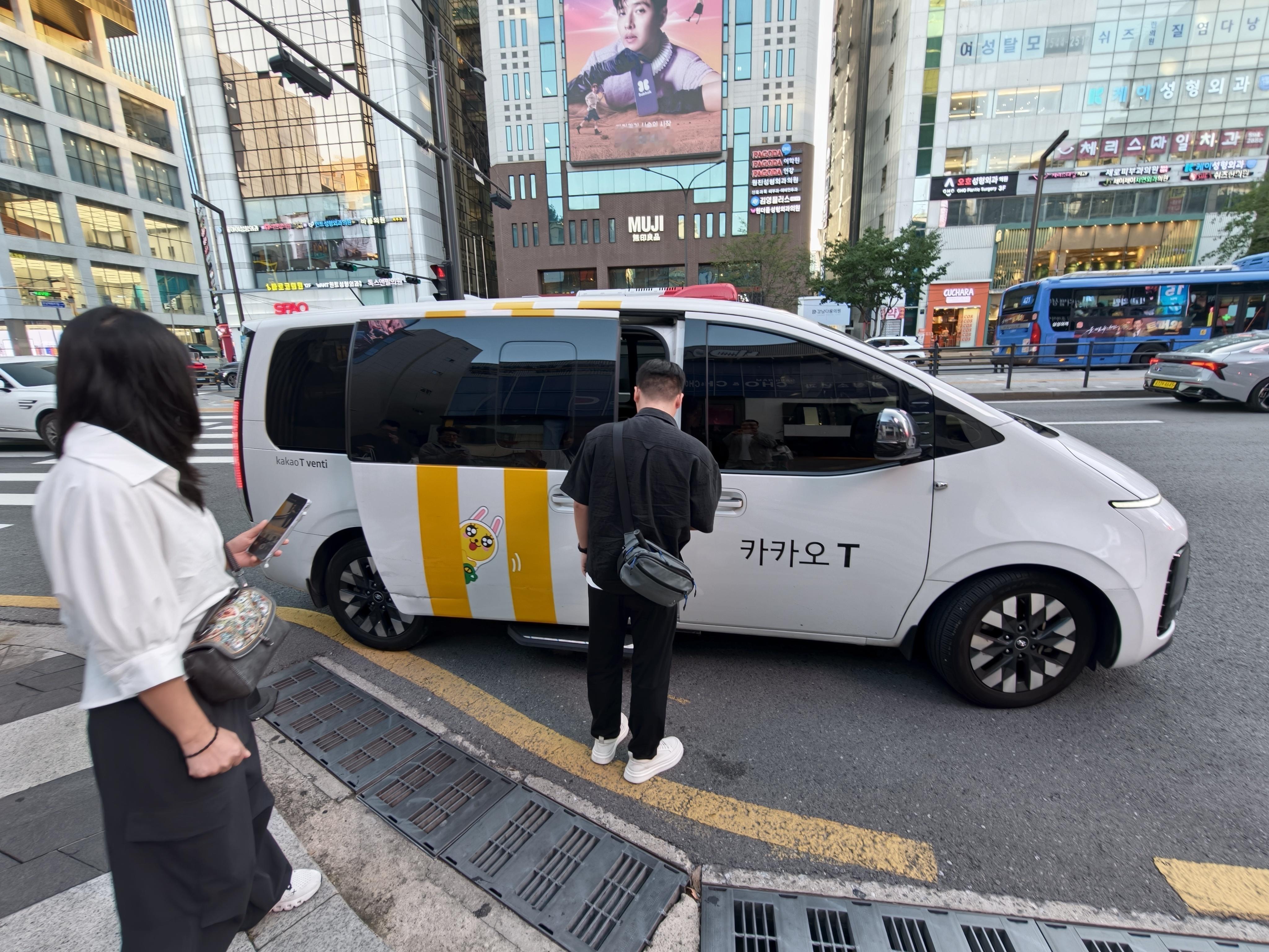 打了一个6座车，好宽敞啊！坐起来比我的mega都大！居然还是纯平地台！ ​​​