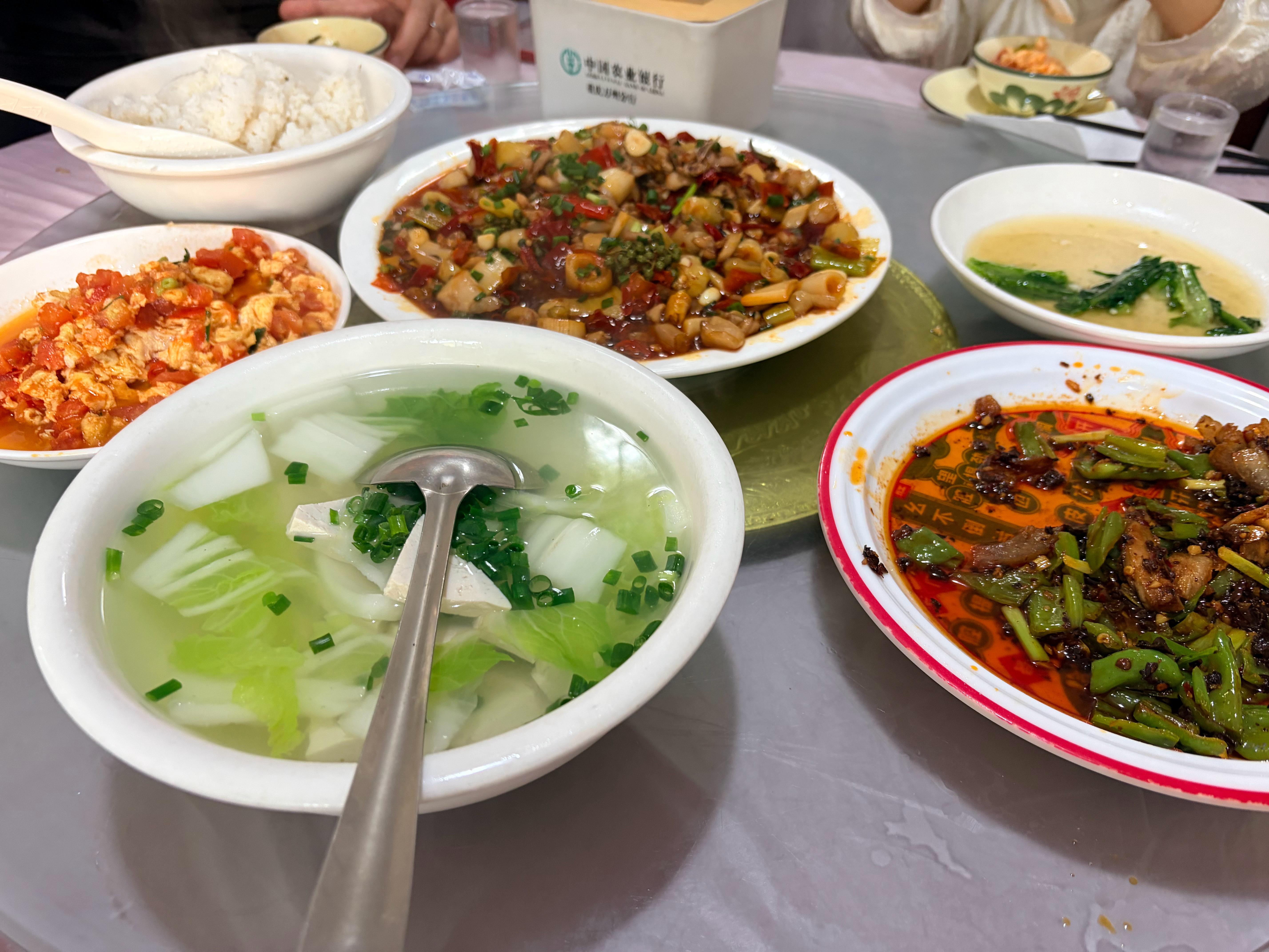 晚餐三个清淡菜两个重口菜，总体来说偏健康吧，这应该是大多数重庆人的日常饮食。