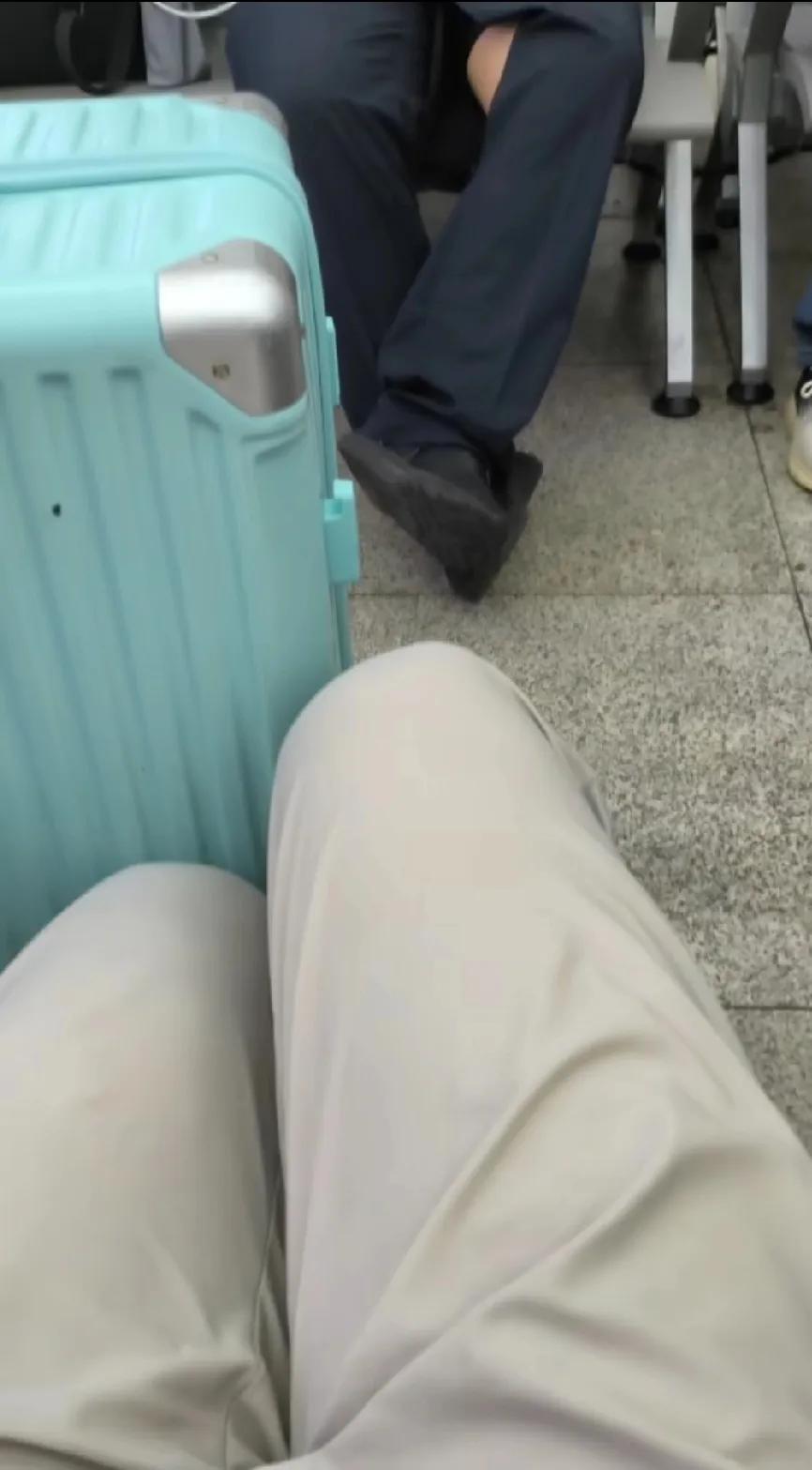 该怎么提醒大哥，裤子破了，大哥自己是真没发现？