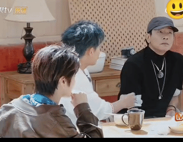 陈小春来了趟快乐老友记，让苏醒唬得一愣一愣的，怎么，吃顿饭还欠上钱了？
也不知道