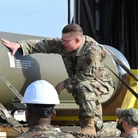 现在只有美国有重性钻地弹，一枚13多吨，挂载b2轰炸机机上，俄罗斯没有这种重性钻