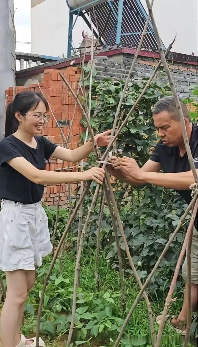 河南女孩10岁父亲离世，盲人二叔靠种地供养考上大学，没想到，毕业后她竟放弃月薪9