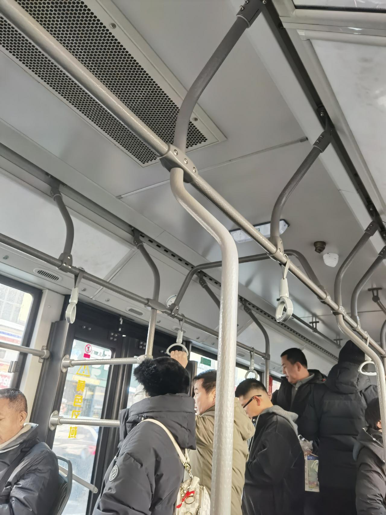 坐在公交车上，有个乘客拿着公交公司的退休证，希望免费乘车，司机说这个证不允许，乘