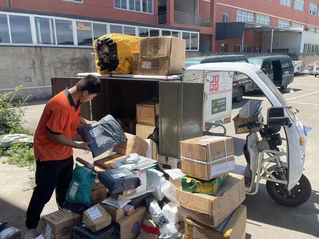 宁波台风天快递延误不扣小哥工资 台风“巴威”将至，市民应急物资网购需求激增，宁波