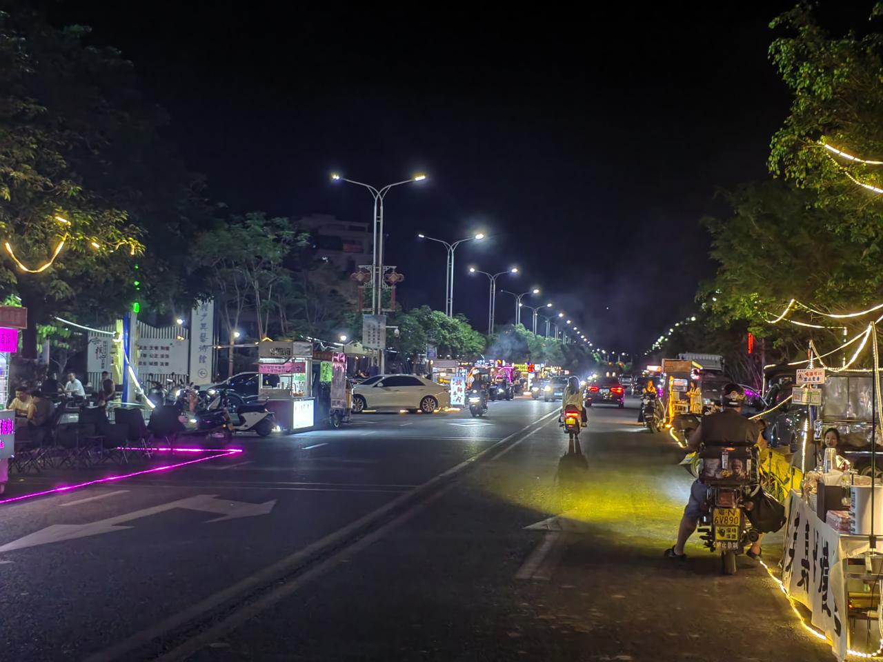 夜幕下的繁华夜市，灯光璀璨，人声鼎沸，美食与生活交织的美好瞬间。🌃🍜🌟