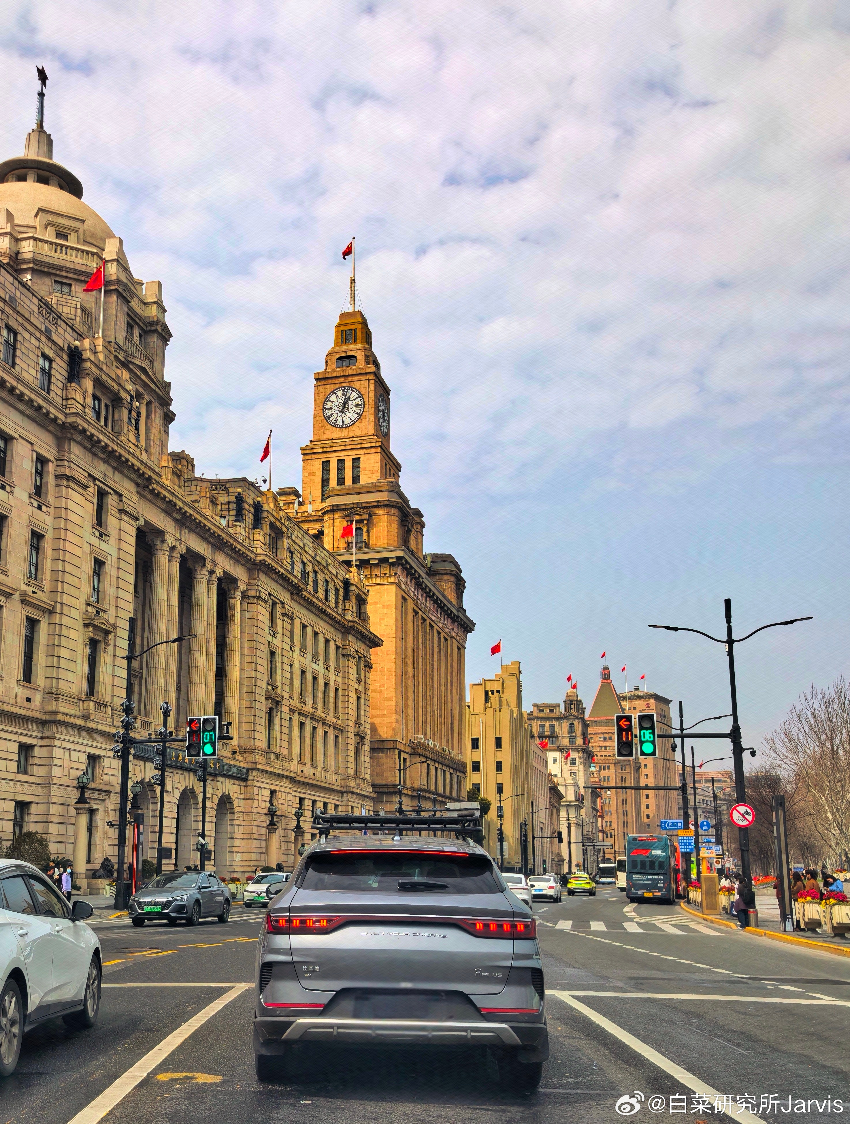 突然就理解了，为什么车企都爱来外滩拍一组，确实可以省一组去欧洲的钱大v聊车