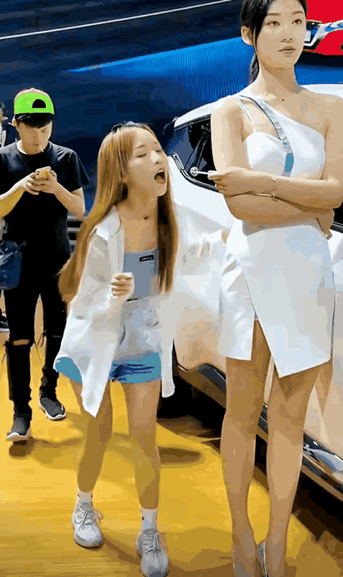女孩太调皮了😜
