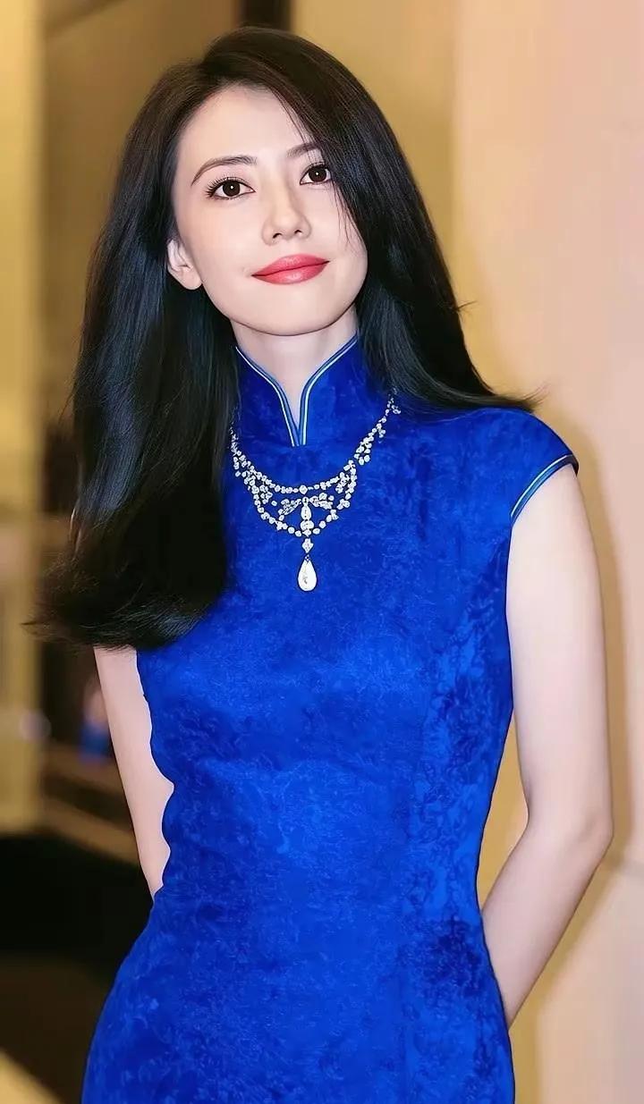 高圆圆把蓝色旗袍穿成了艺术品！
 
一袭宝石蓝的旗袍，完美勾勒出她的身材曲线，美