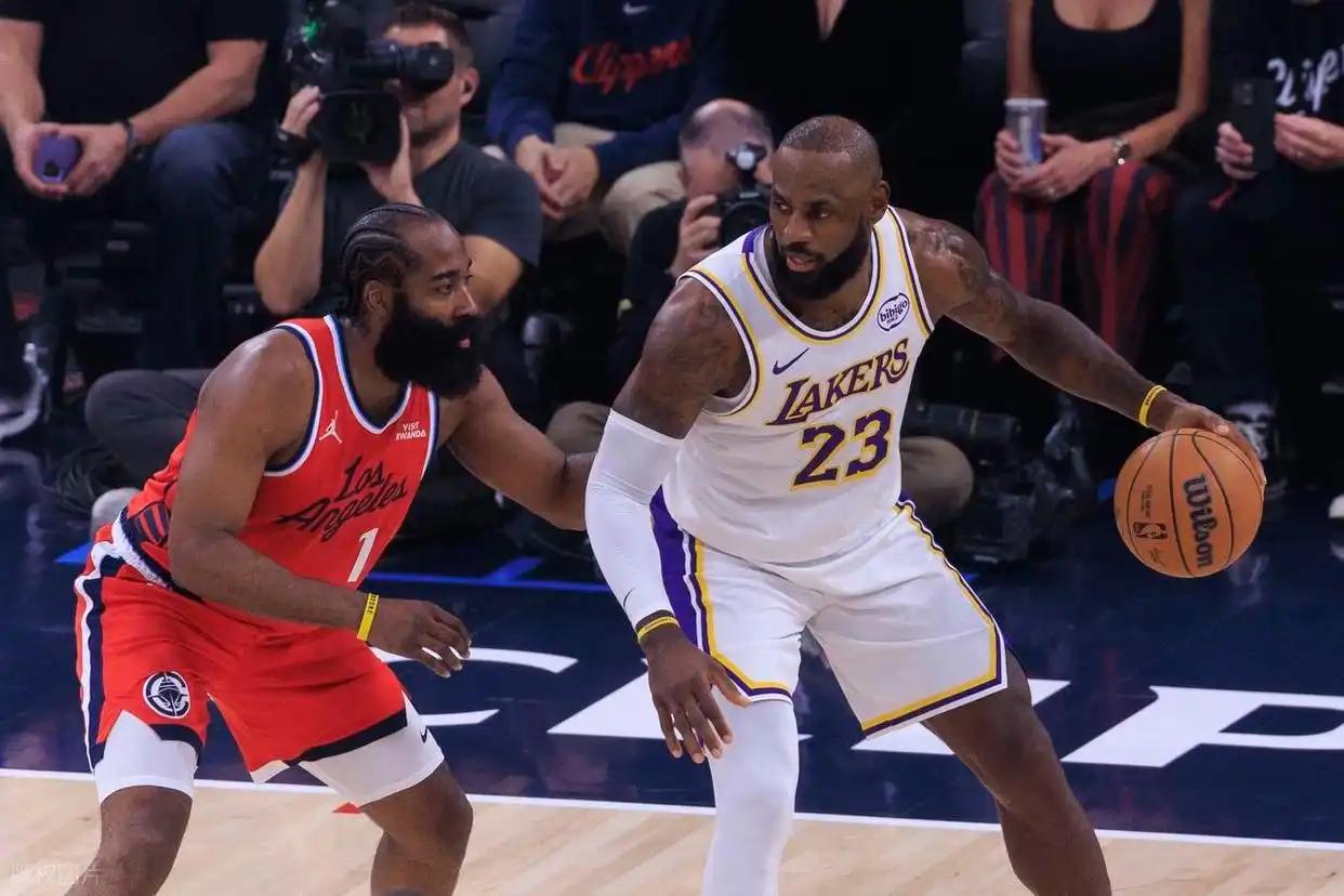 快船还是要点尊严的，输球可以，倒数第一绝对不行。
洛城德比，想来话题拉满，湖人艾