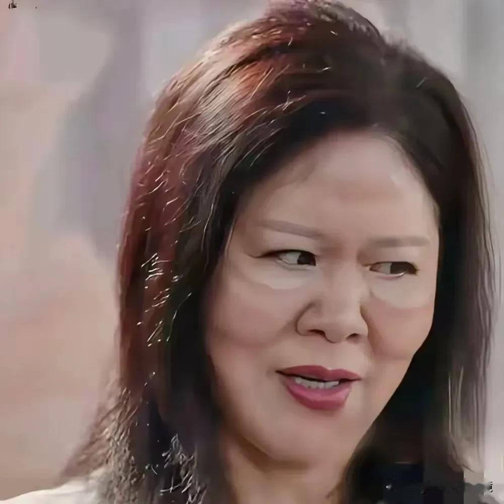 从这张照片，你还认得出这个女人是谁吗？
实在是太可怕了，整容整翻车了，把一张脸整