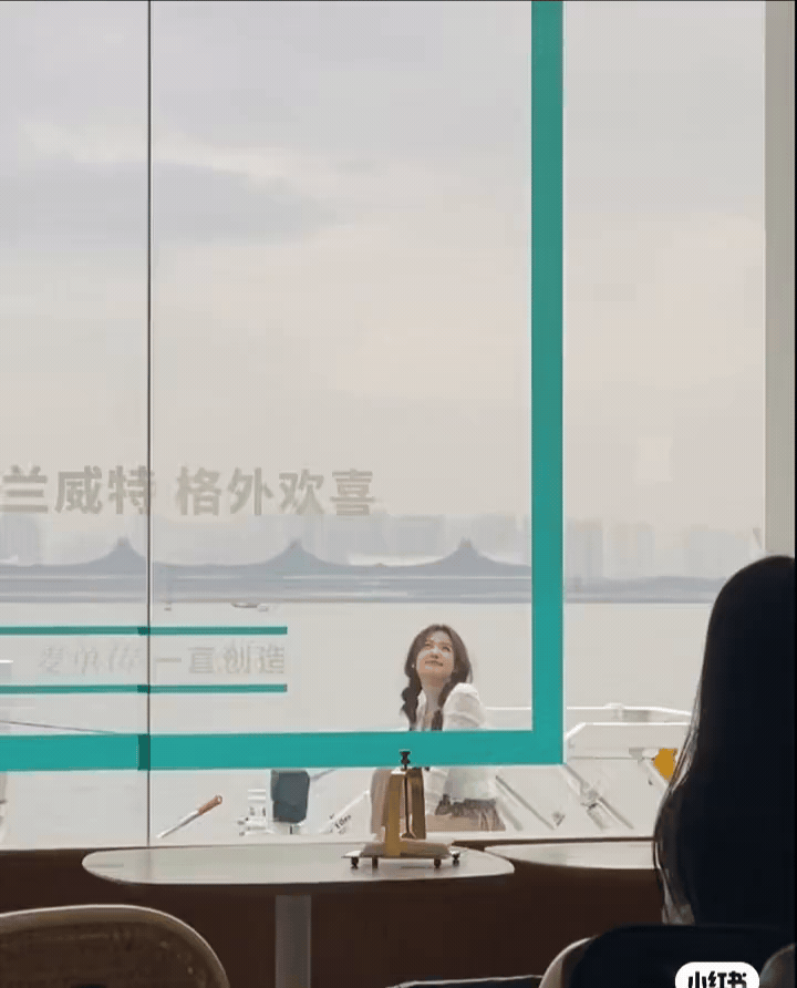 卢昱晓在厦门拍摄被偶遇啦！！双麻花辫的小女孩，明媚可爱✧⁺⸜(●˙▾˙●)⸝⁺✧