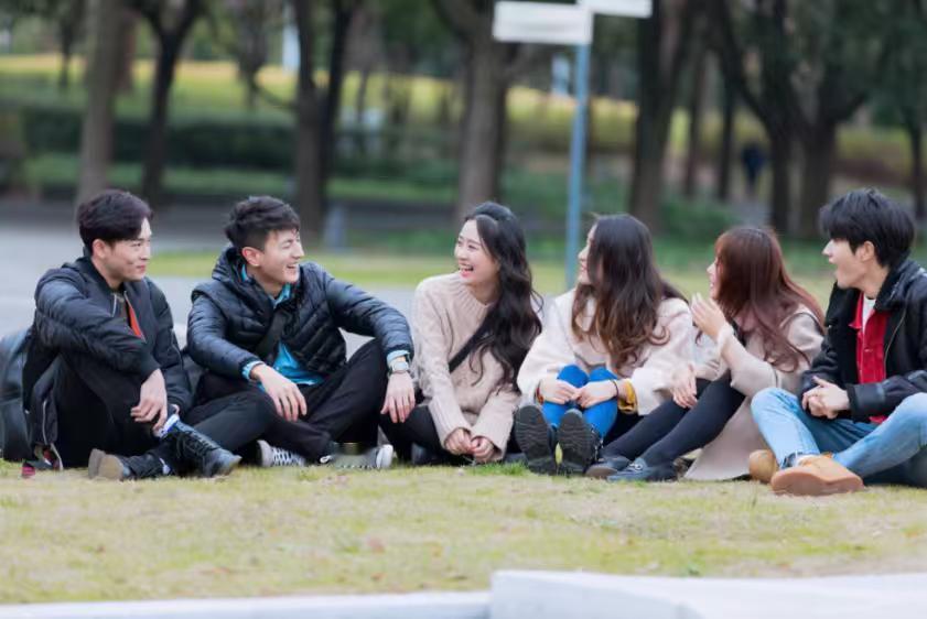 最近消费行业传出两个消息，很难相信，如今年轻人居然这样了。
最近消费行业传出两个