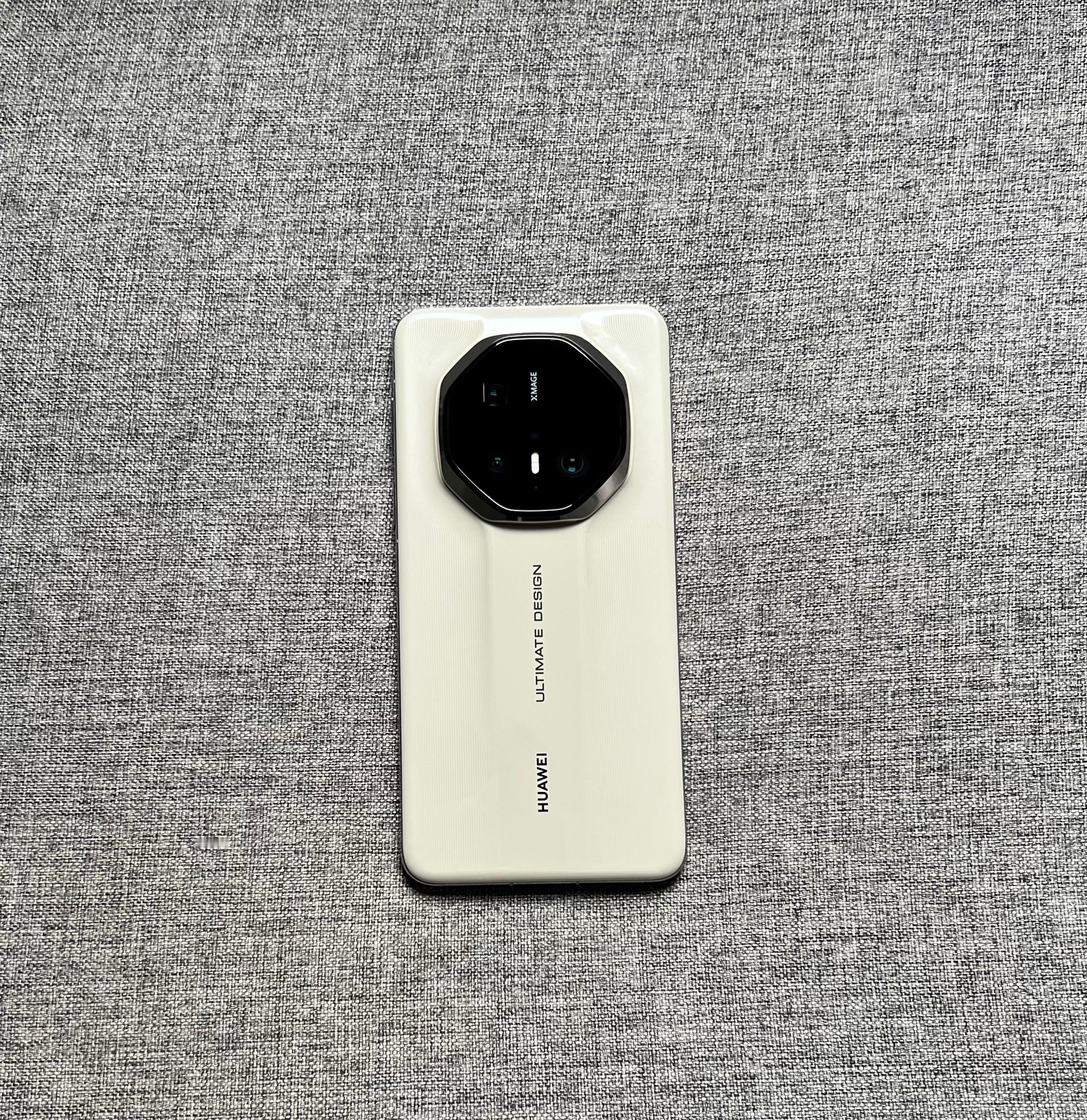 华为Mate 70 RS 非凡大师 16+512G 皓白，屏幕靓，中框细微划痕，