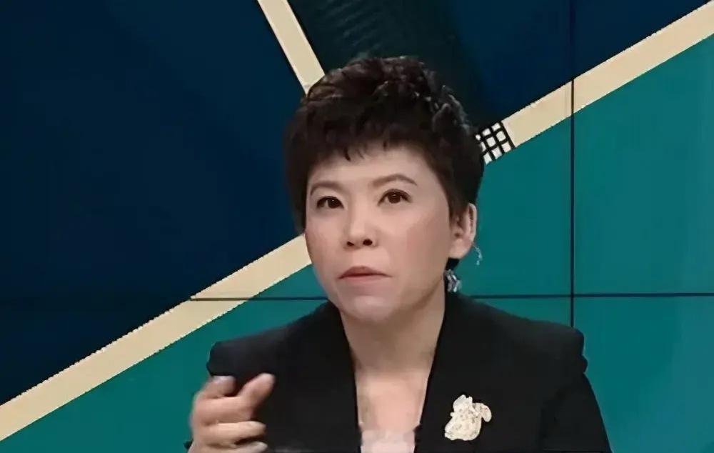邓亚萍说王楚钦技战术十分灵动 邓亚萍:可以说是关注度极高的一场球。但我感觉小胖今