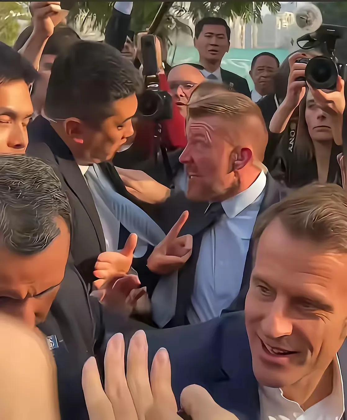 马克龙到访中国，在四川大学里马克龙在前面正满面笑容的和学生们互动。他身后法国的保