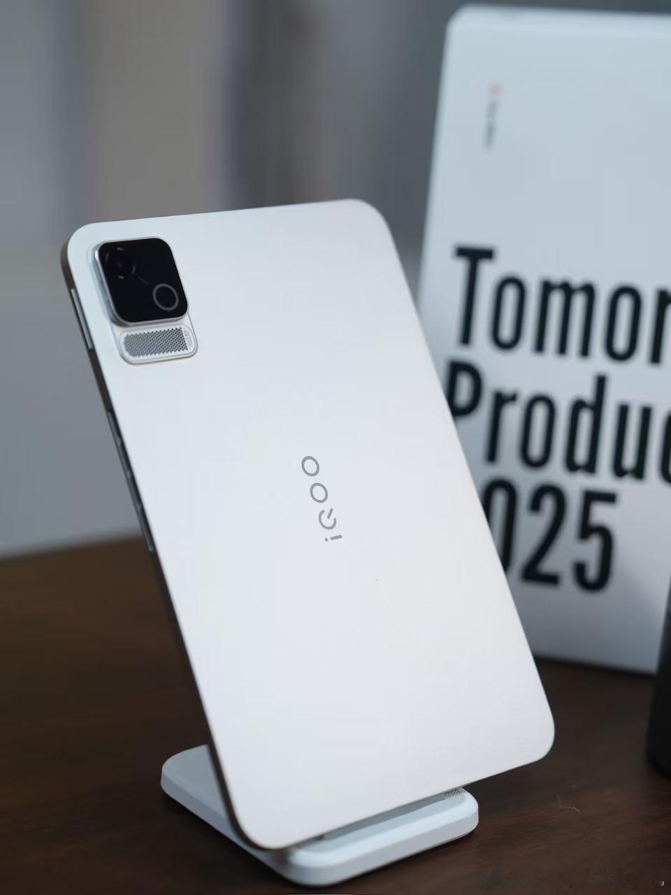iQOO Pad Ultra：5.74mm厚、298g，真的很轻。还有主动散热风