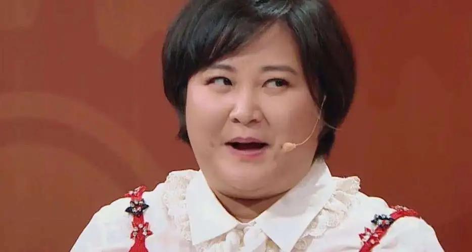 在一次采访中，贾玲谈到自已当年悄悄打完瘦脸针，被师父冯巩发现的事，当时，冯时的反
