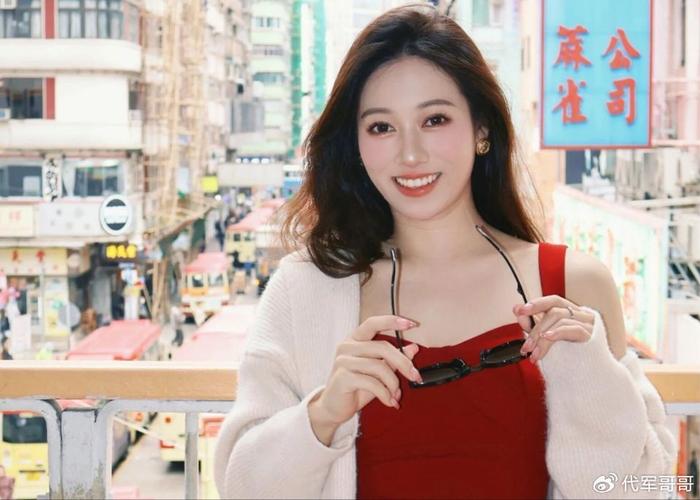 31岁吴柳芳近况曝光！曾为还40万债务擦边，如今宣传国风非遗获赞
近日，31岁前