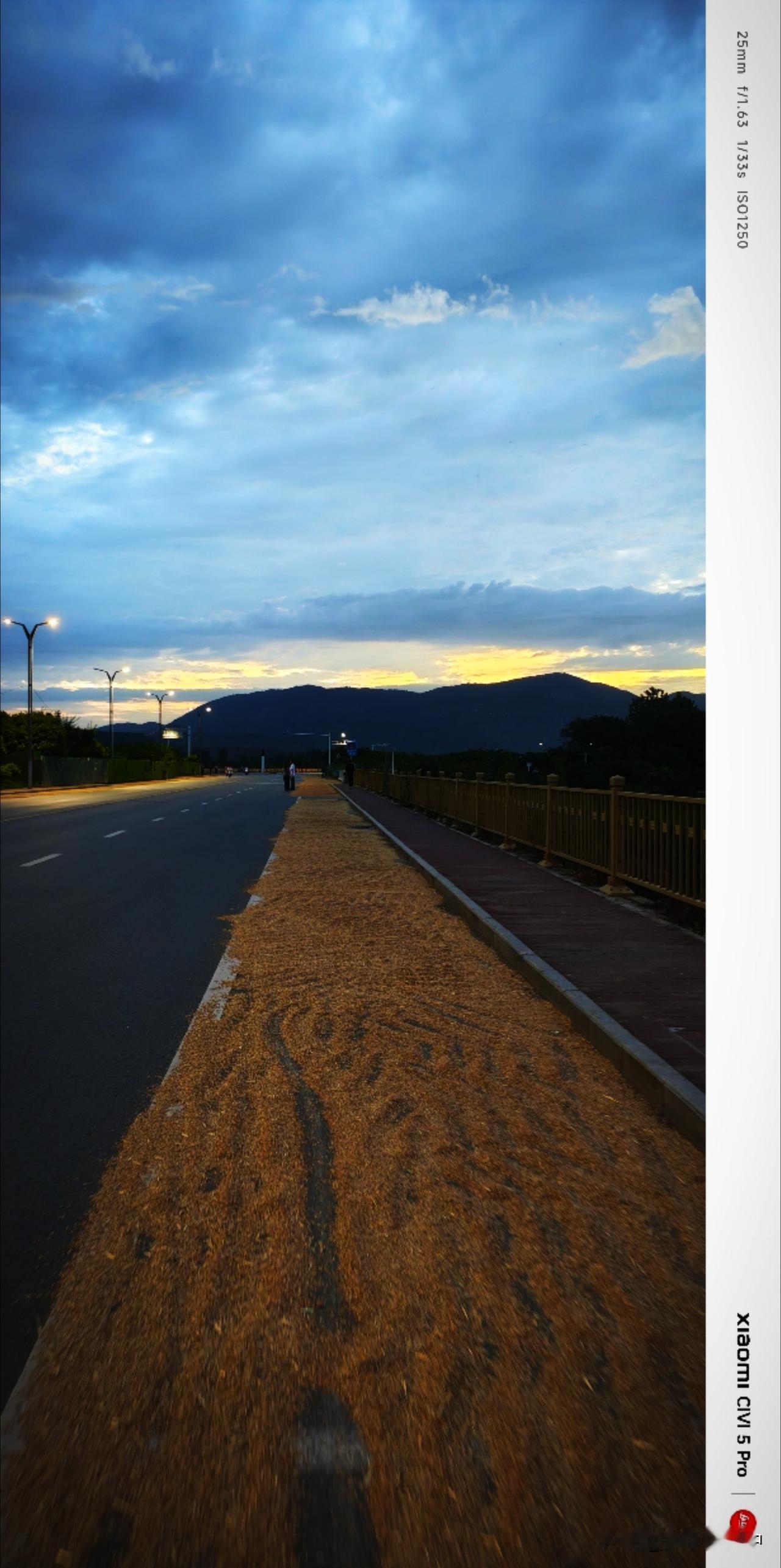 五月就要过去了，麦子已经晾晒等待归仓，雨落晴天大地丰厚莹润。天边里拥有过晚霞，傍