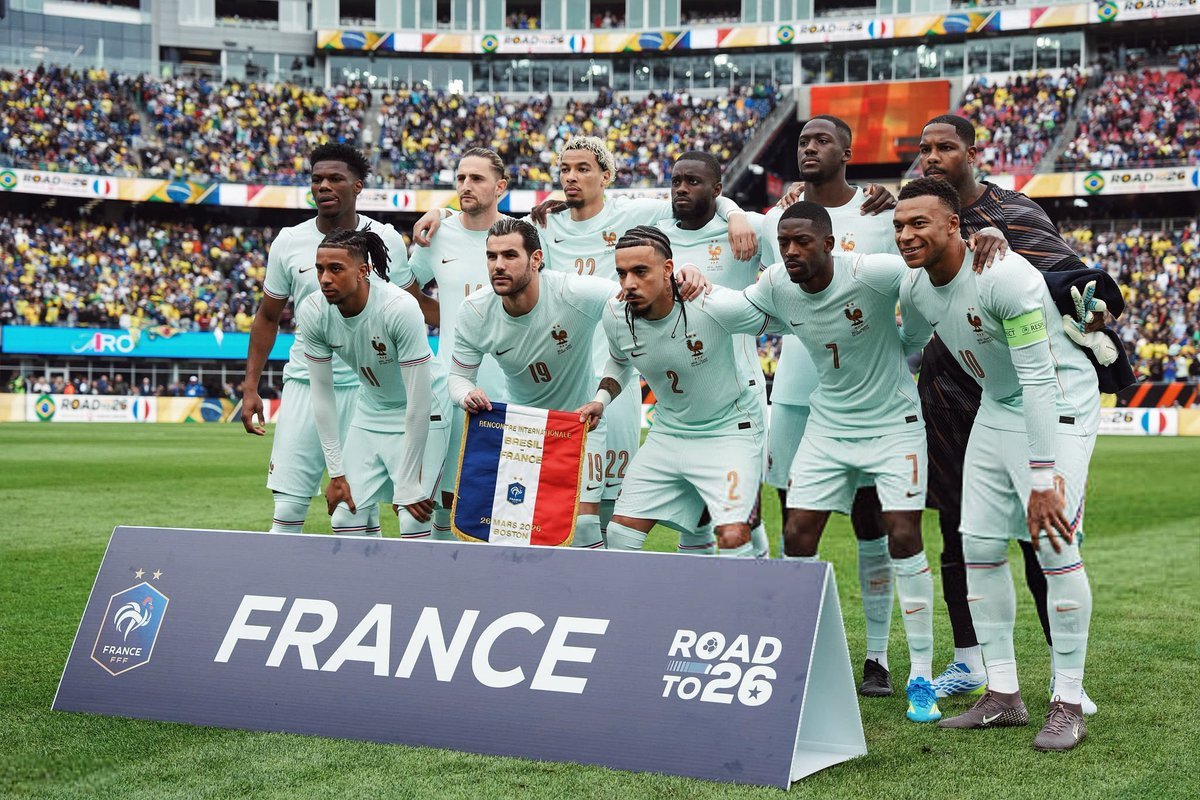 巴西法国11人合影。巴西1比2法国